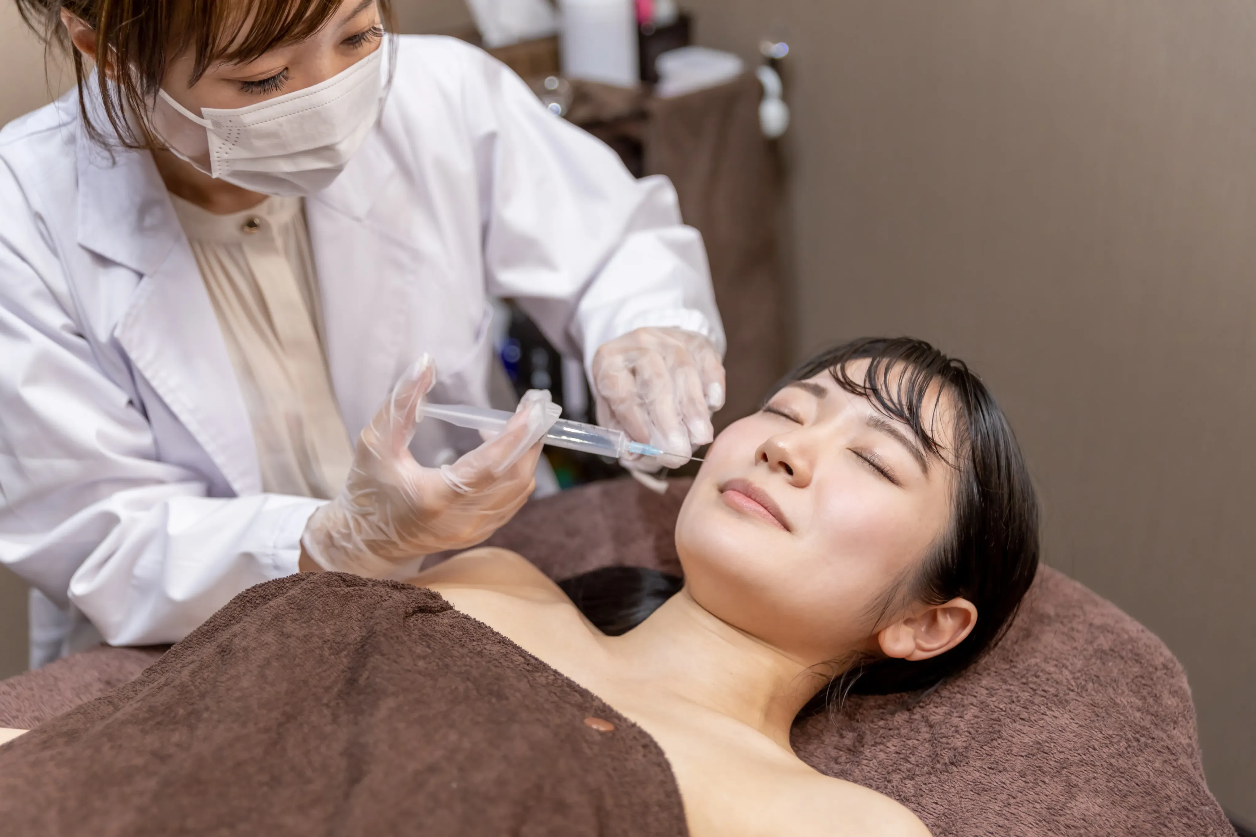 美容皮膚の施術を受けている患者さんのイメージ画像