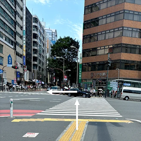 りそな銀行前の信号を渡ります。