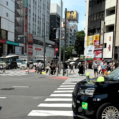 すぐに左の信号を渡ります。左手向かい側にビックカメラが見えます。