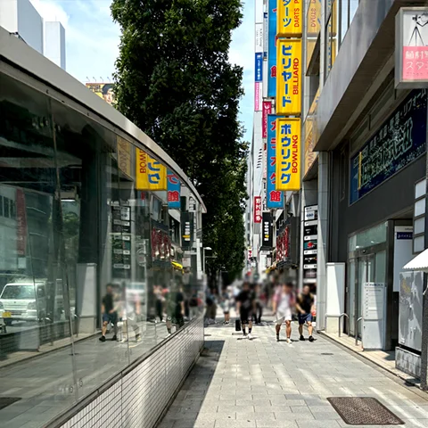 この道をまっすぐ進みます。