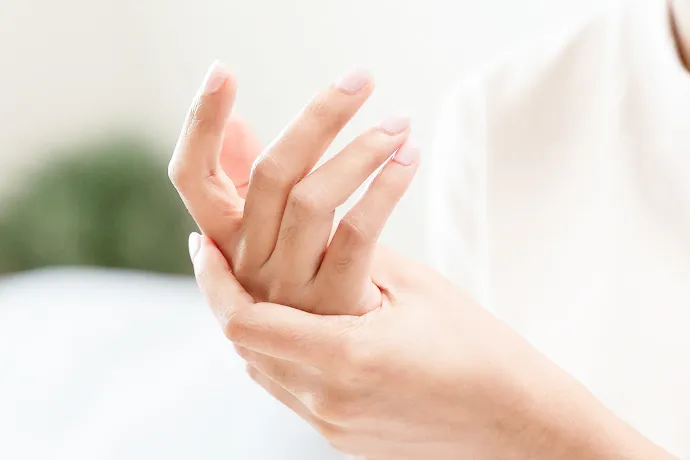 関節リウマチに苦しむ女性の様子