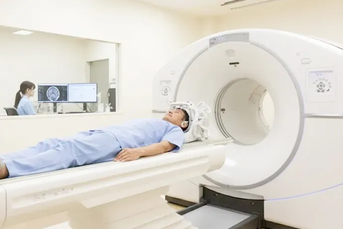 MRI検査を受けている男性