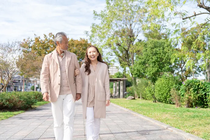 笑顔で散歩する老夫婦