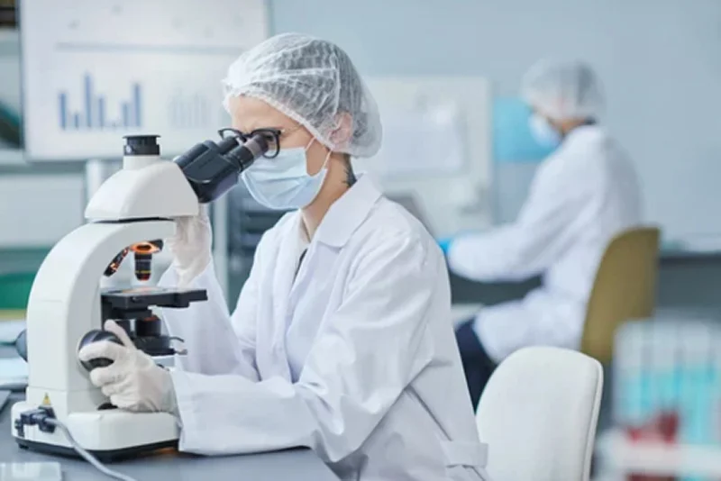 顕微鏡を覗き込んでいる人