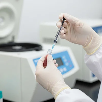 幹細胞を抽出している様子