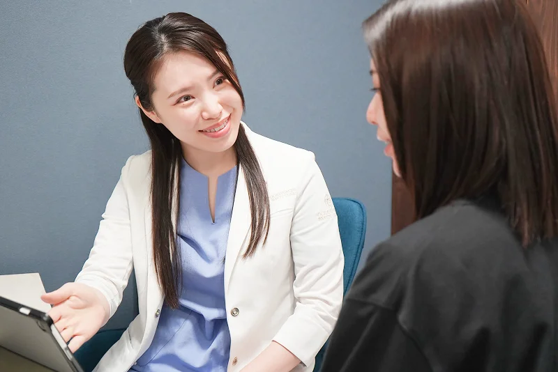 笑顔でお客様に話しかけるドクター