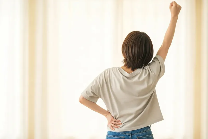 拳を突き上げている女性の写真