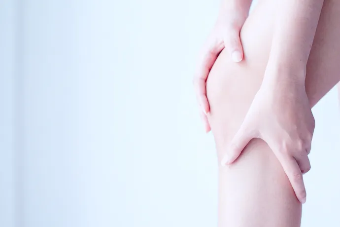 膝の痛みを抱えている患者さんの様子