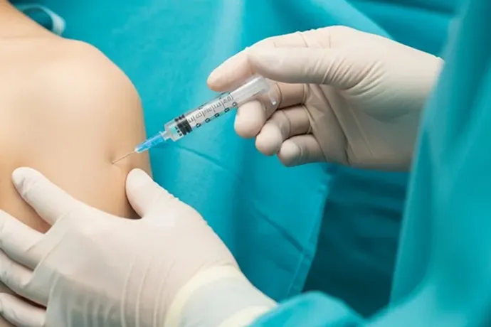 肩に注射をしている様子