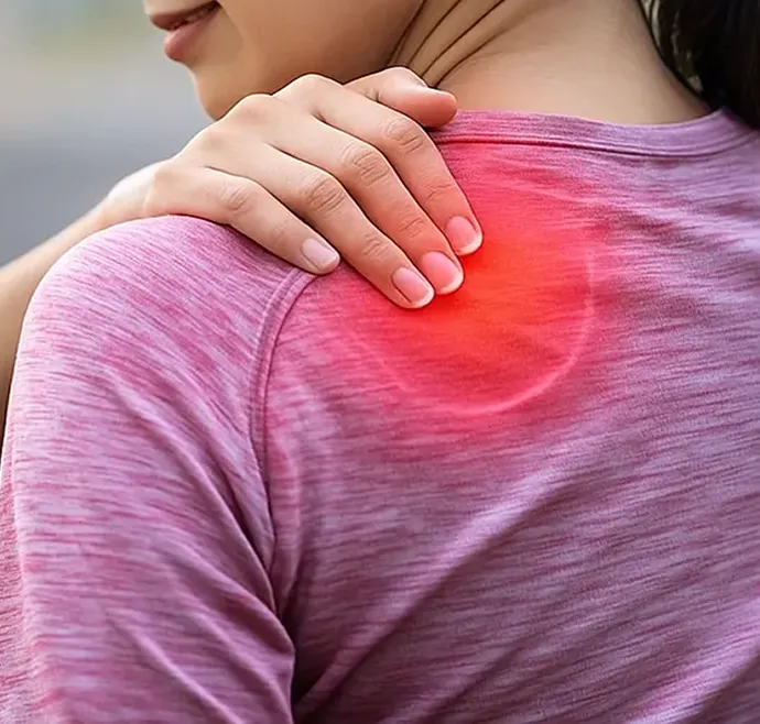 肩に手を当てる女性