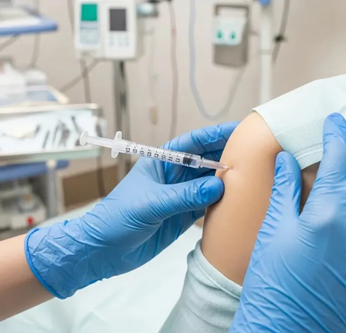 肩に注射をしている様子