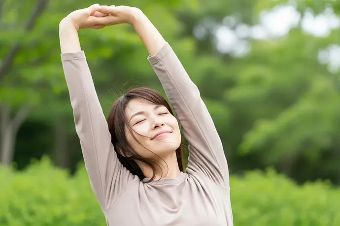 背伸びをしてリラックスしている女性