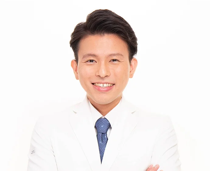 診察を行うドクターの写真