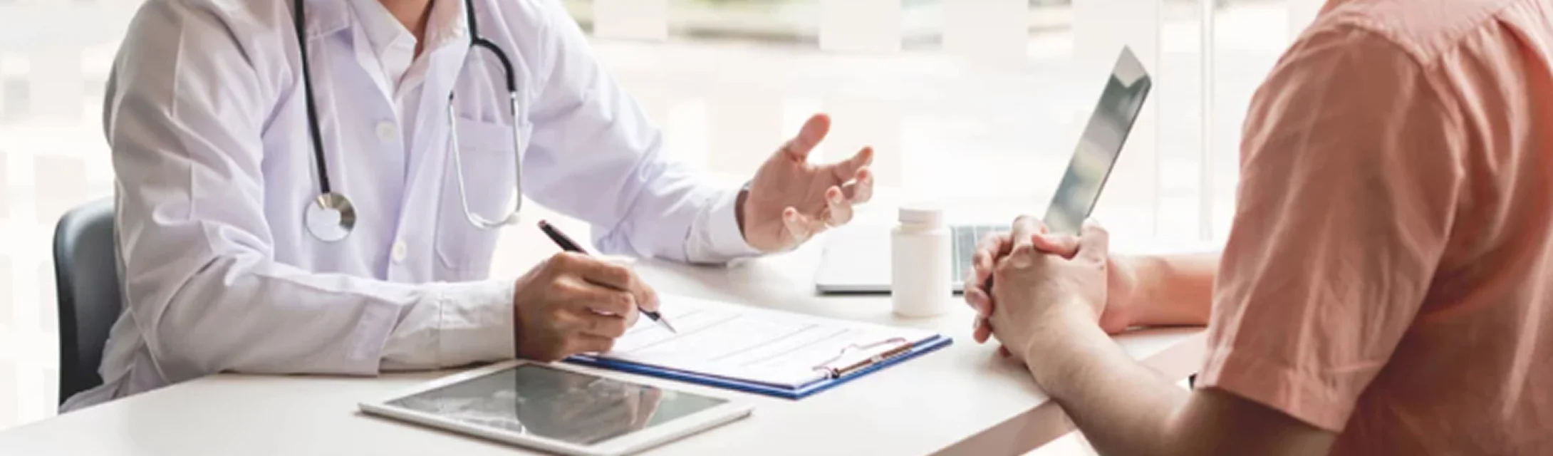 患者さんの相談に乗っているドクターのイメージ画像