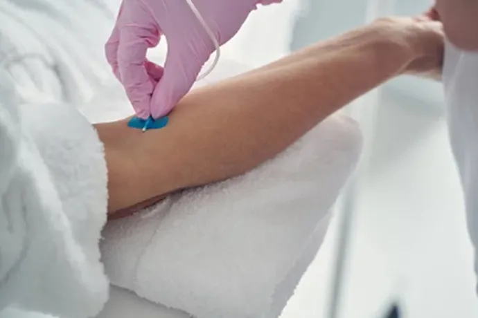 静脈注射をしている様子