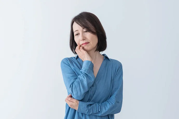 不安を抱えている女性の様子