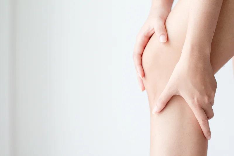 ひざの痛みに苦しむ様子