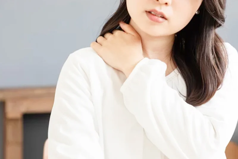 肩の痛み肩の腱板損傷に苦しむ様子